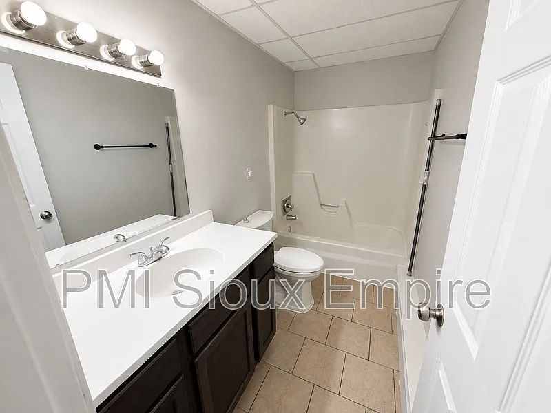 2 bed, 1.0 bath, 850 sqft, $800 — Photo 3