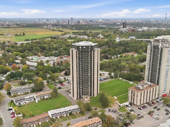 900 Dynes Rd #806, Ottawa, ON K2C 3L6