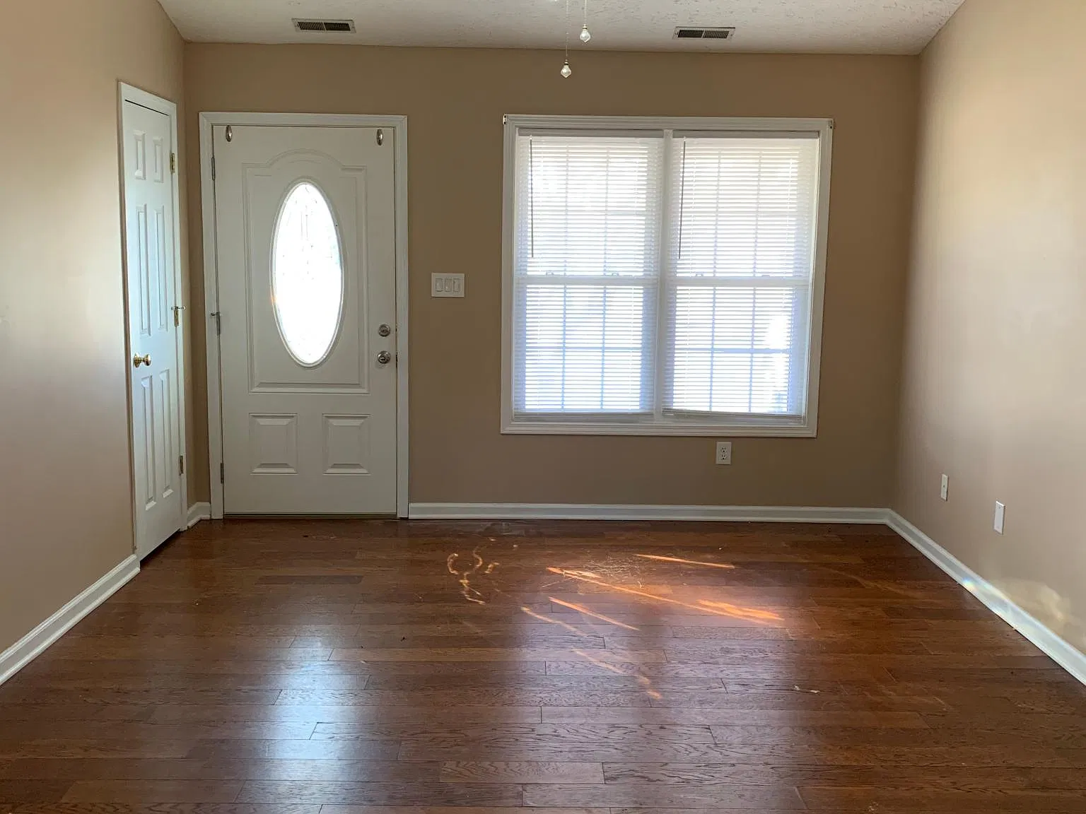 3 bed, 1210 sqft, $1,650 — Photo 2