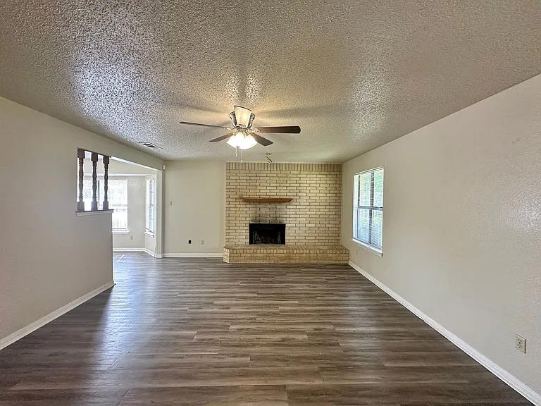 109 S Brook Dr — Photo 5