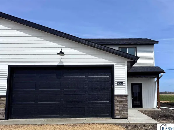 3202 Scotch Ln, Mankato, MN 56001