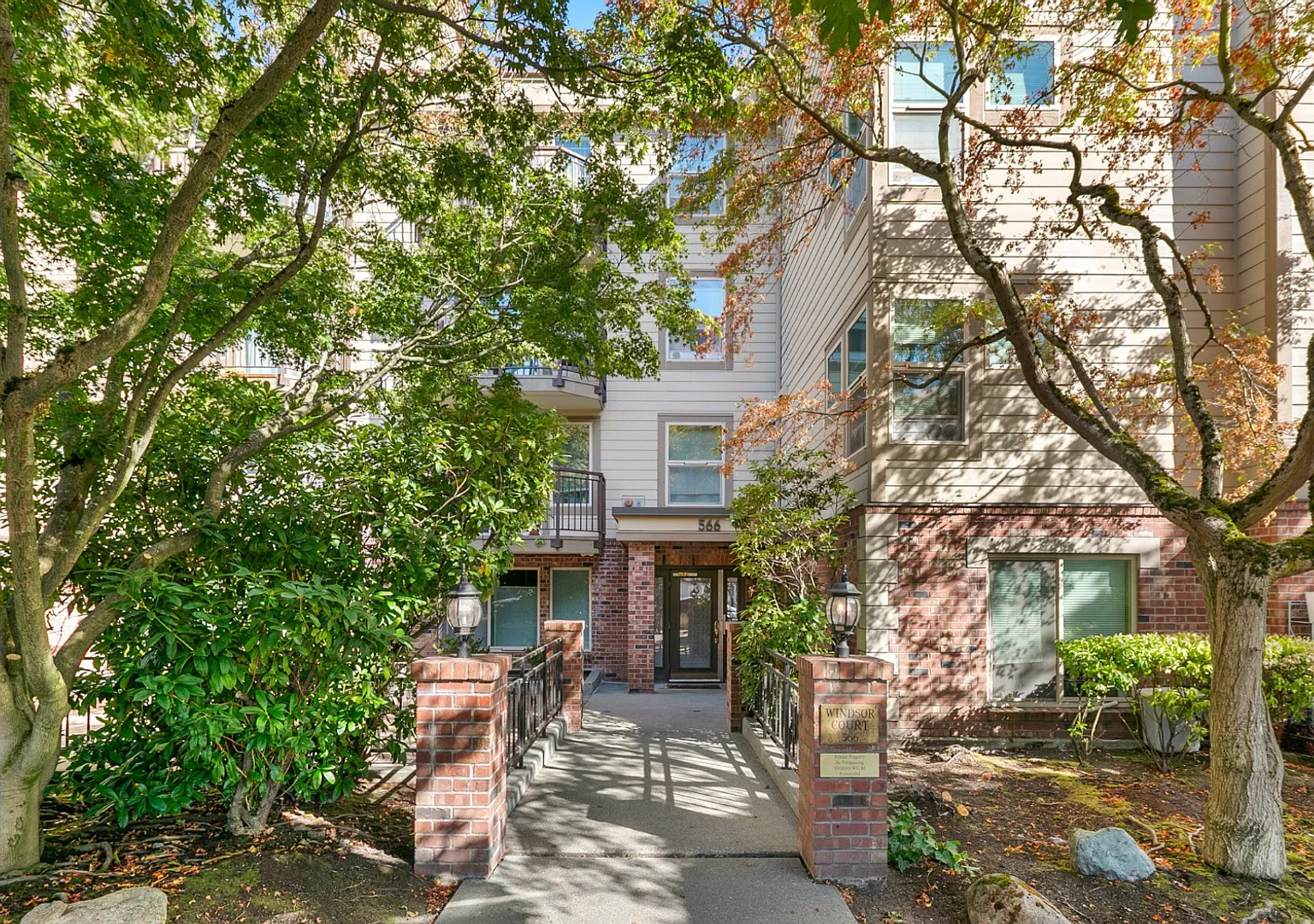 Charming Two-Bedroom Located on Queen Anne — Photo 1