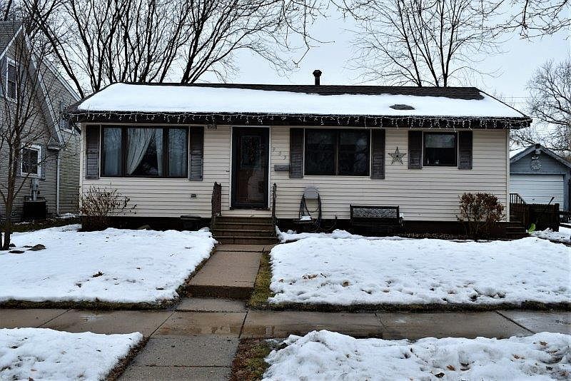 1st image of 905 N Park St