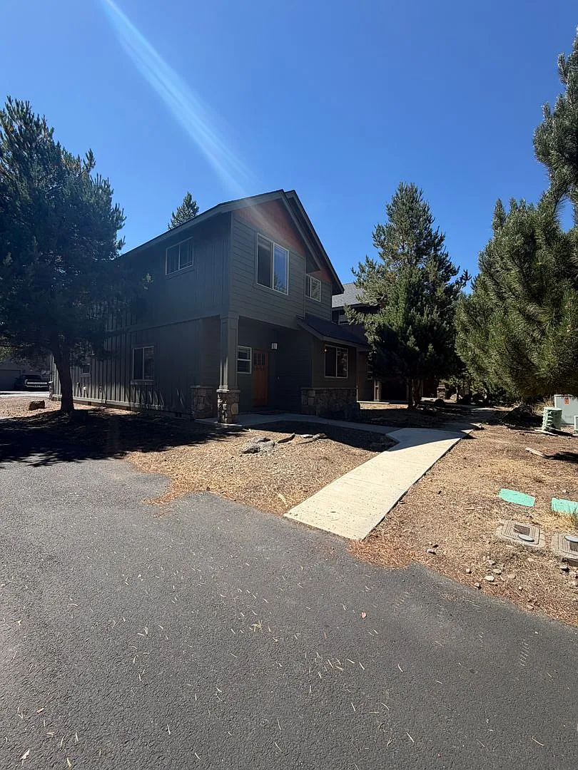 Freshly Remodeled 3 Bedroom 2.5 Bathroom Home in Crescent Creek — Photo 2