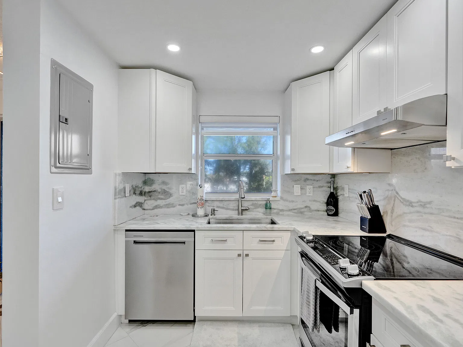 2 bed, 2.0 bath, 947 sqft, $5,800 — Photo 4