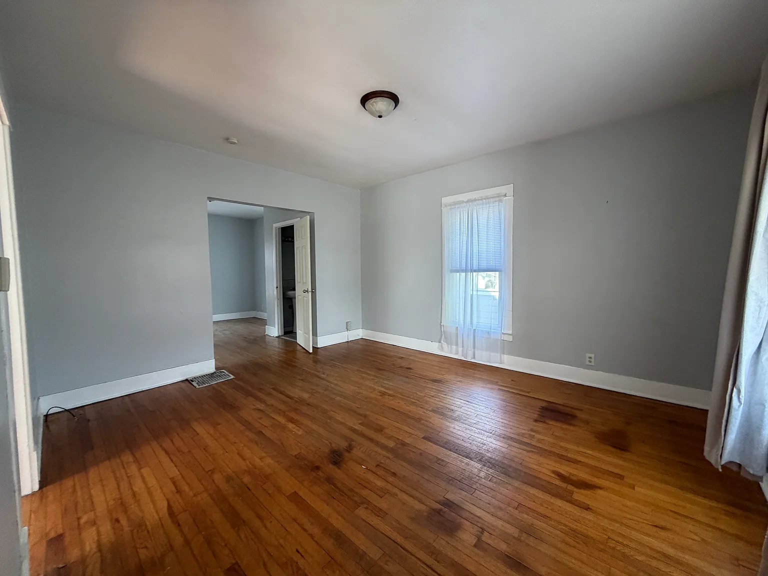 3 bed, 1.5 bath, 1296 sqft, $1,300 — Photo 4