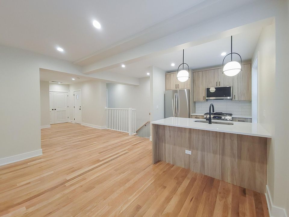 1st image of 2019 1/2 W Ainslie St #1