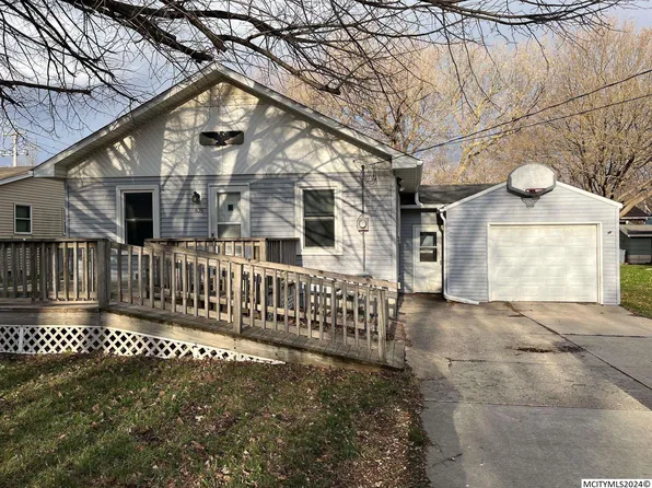 105 S 20th St, Clear Lake, IA 50428