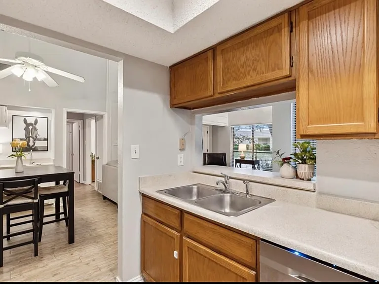 2231 Bunker Hill Dr — Photo 5
