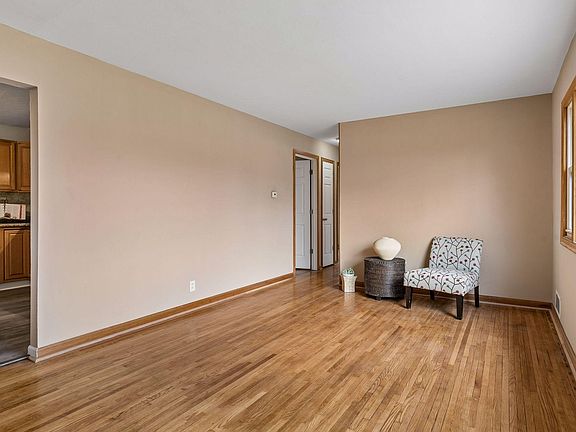 5th image of 1461 Grandview Ave E