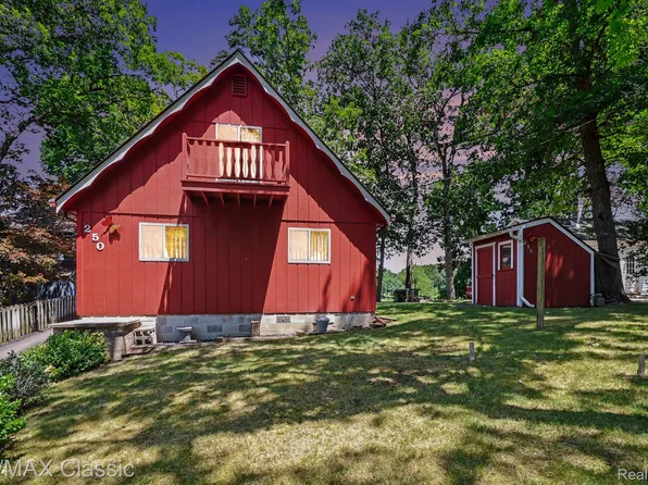 250 E Canyon Dr, Milford, MI 48380