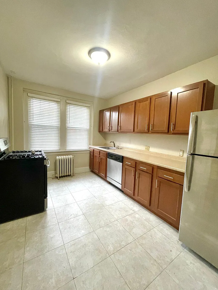 Photo 2 of 11 - 405 Main St #4D - West Haven, CT Building Photo - 405 Main St #4D