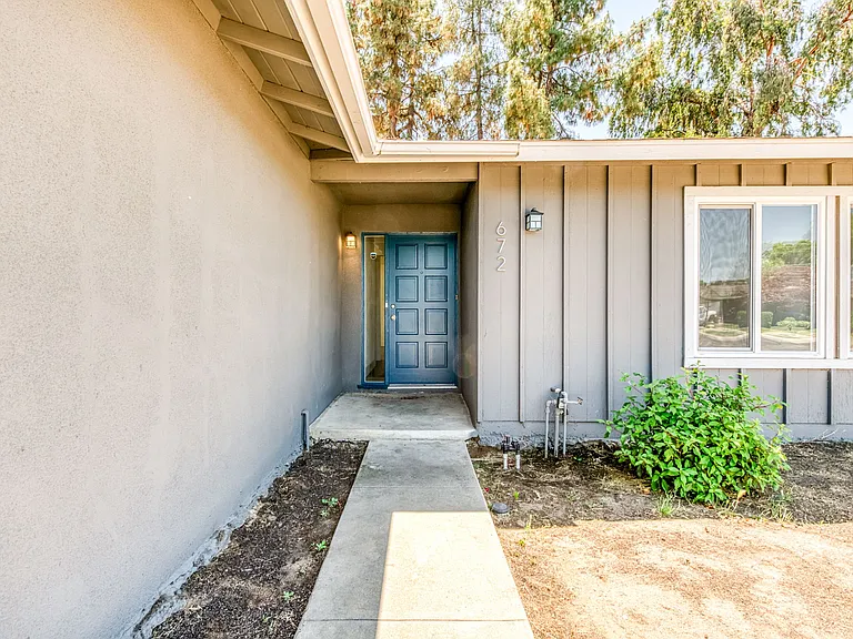 672 W Antonio Dr — Photo 3
