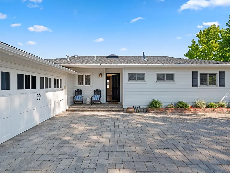1912 Diana Ln — Photo 2