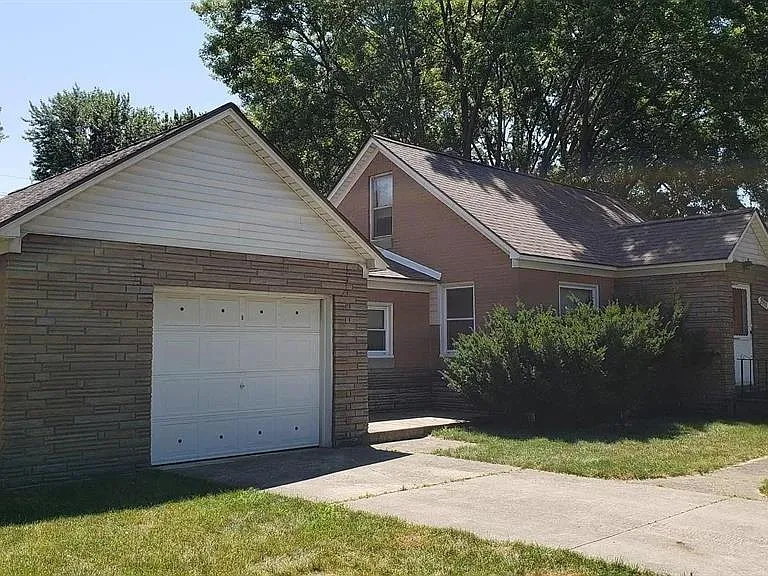 2111 W Forteen Mile Rd — Photo 1