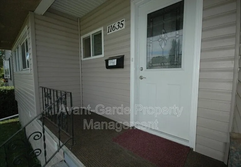 11635 111a Ave NW — Photo 3