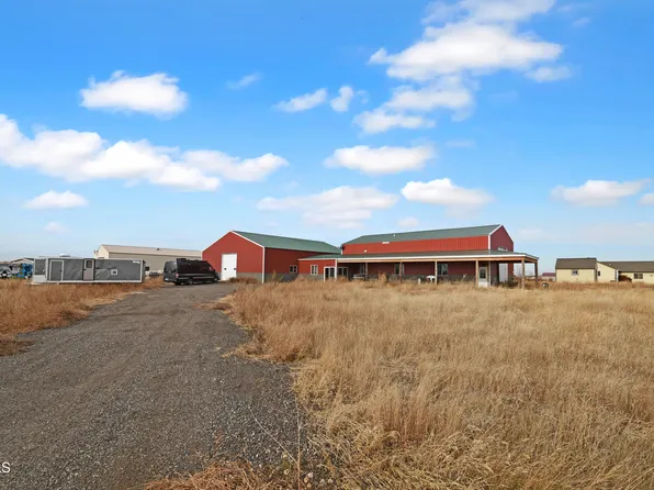 5705 Liberty Ln, Williston, ND 58801