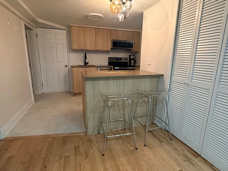 1624 N Oakley Ave — Photo 3