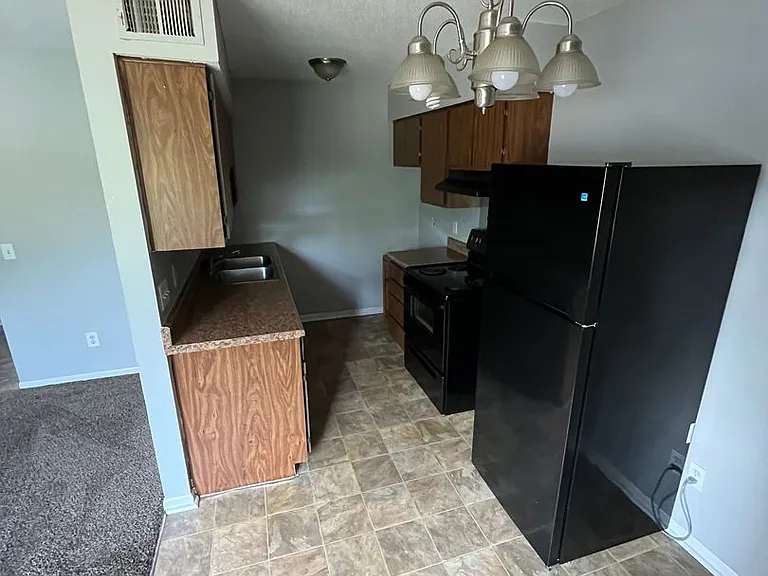 210 S Ivy Ln — Photo 3