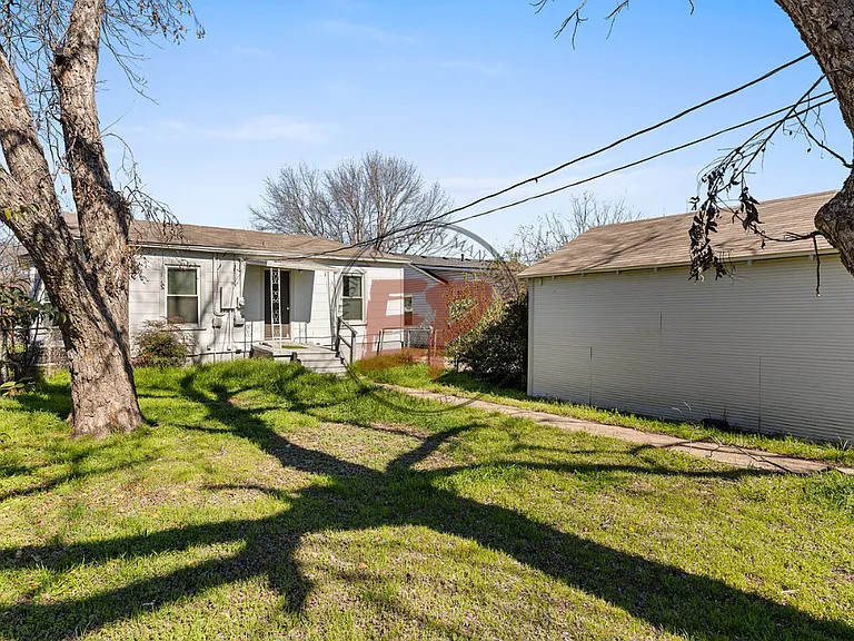 2712 Lyle Ave — Photo 2