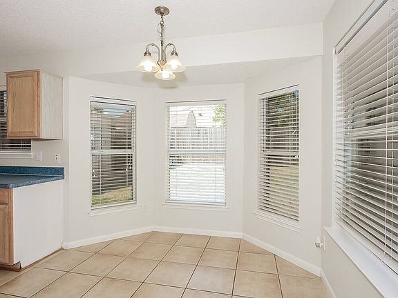 5th image of 925 Comiskey Ct