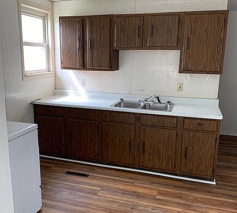 2nd image of 609 Elm St APT 2