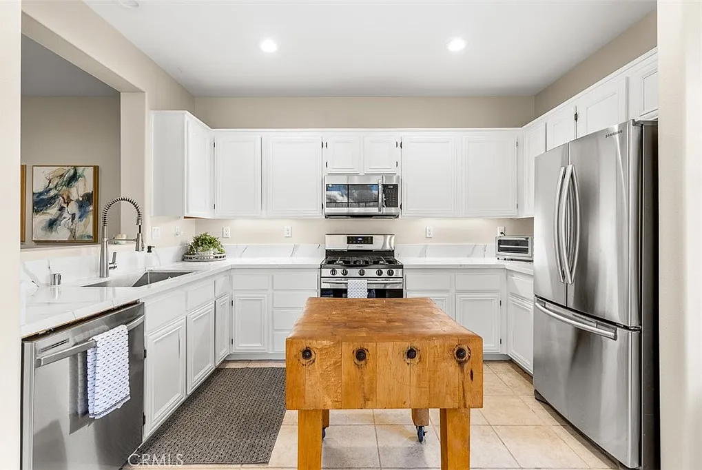 4 bed, 2.5 bath, 1837 sqft, $4,900 — Photo 3