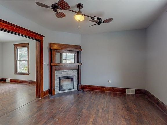 Living Room with gas-fire and double ceiling-fan