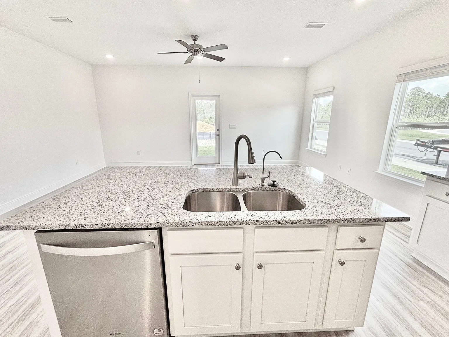 115 Phoenix St — Photo 4