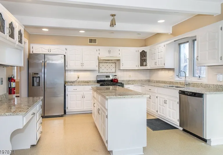 32 Schoolhouse Ln — Photo 10