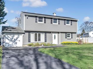 102 Bonnie Rd, Oakdale, NY 11769