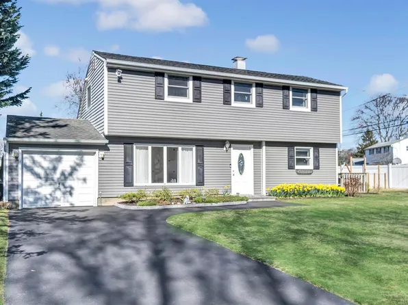 102 Bonnie Road, Oakdale, NY 11769