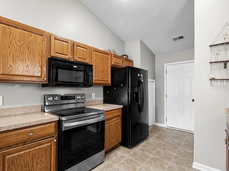 325 Vesta Dr — Photo 5
