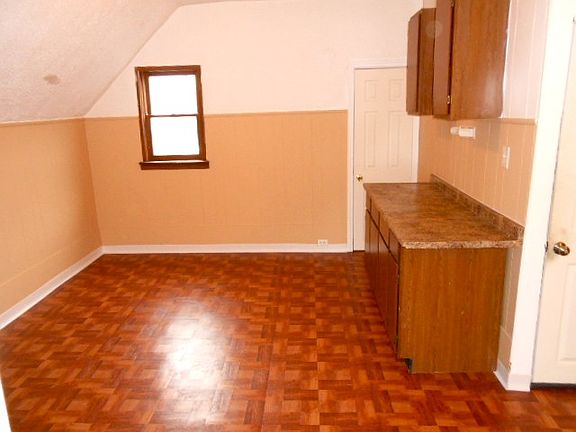 2nd image of 138 Reiman St #2