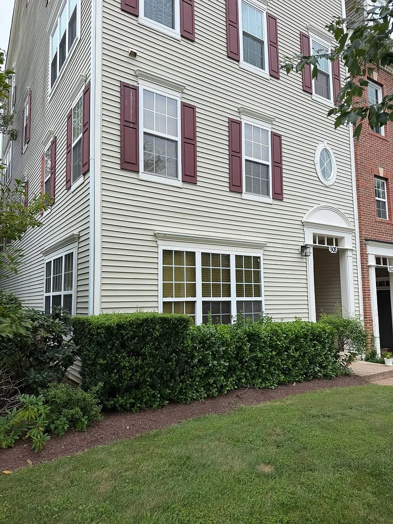 End Unit Two Level Condo With 1 Car Garage, Close To Kentlands, Downtown Crown And Metro — Photo 2