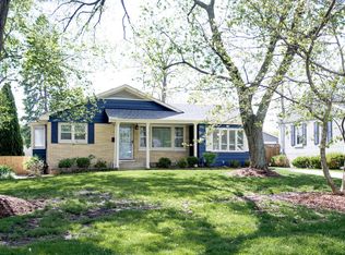 906 Sunset Rd, Wheaton, IL 60189