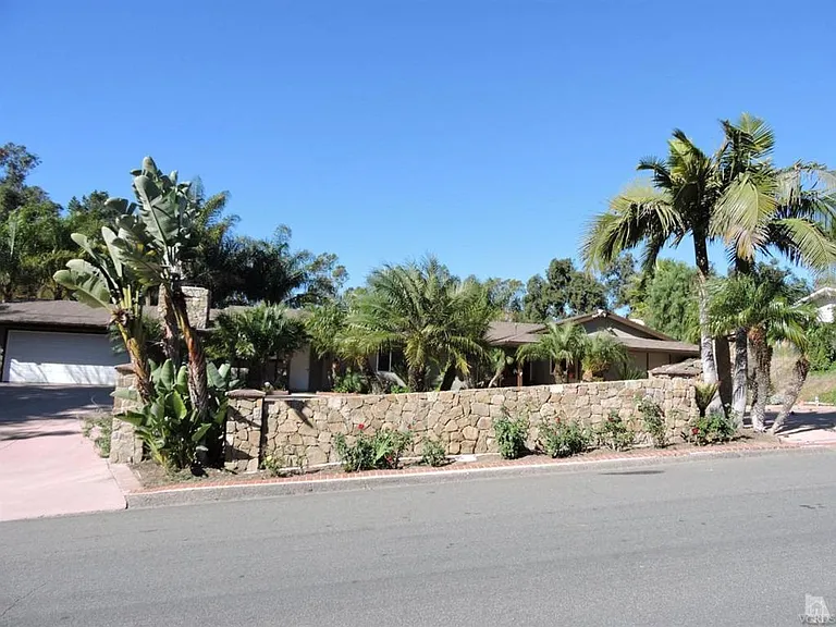 1891 Ramona Dr — Photo 4