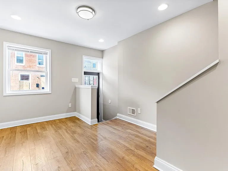 233 N Rose St — Photo 5