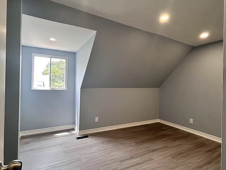 795 Pam Cres — Photo 10