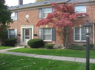 911 Vernier Rd, Grosse Pointe Woods, MI 48236