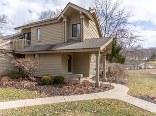 934 Duck Pond Rd, Fontana, WI 53125