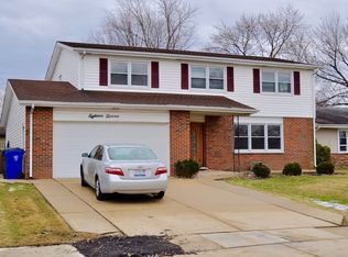 1811 W Thornwood Ln, Mount Prospect, IL 60056