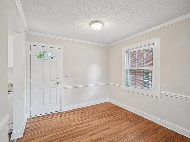 Poplar West — Photo 8