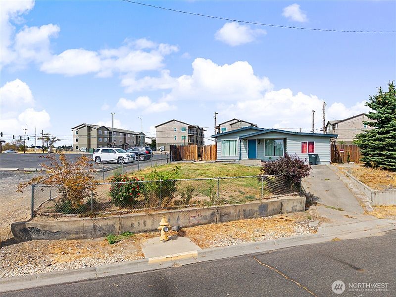 3rd image of 912 W Loop Drive NE