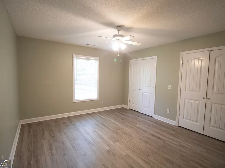305 Sterling Ct — Photo 8