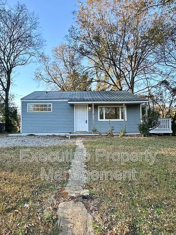 3 bed, 1.0 bath, 1008 sqft, $1,000 — Photo 1