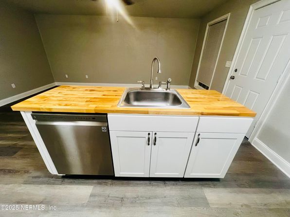 jacksonville-florida-154714023 picture