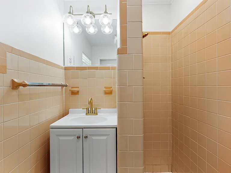1524 SW 37th Ave — Photo 3