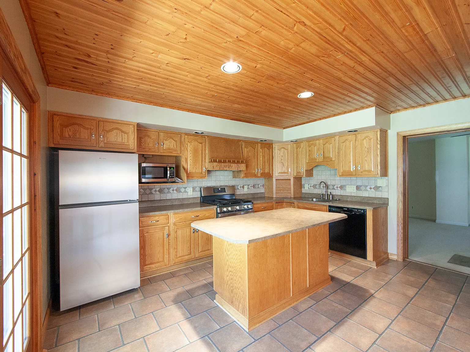 3 bed, 1970 sqft, $1,200 — Photo 2