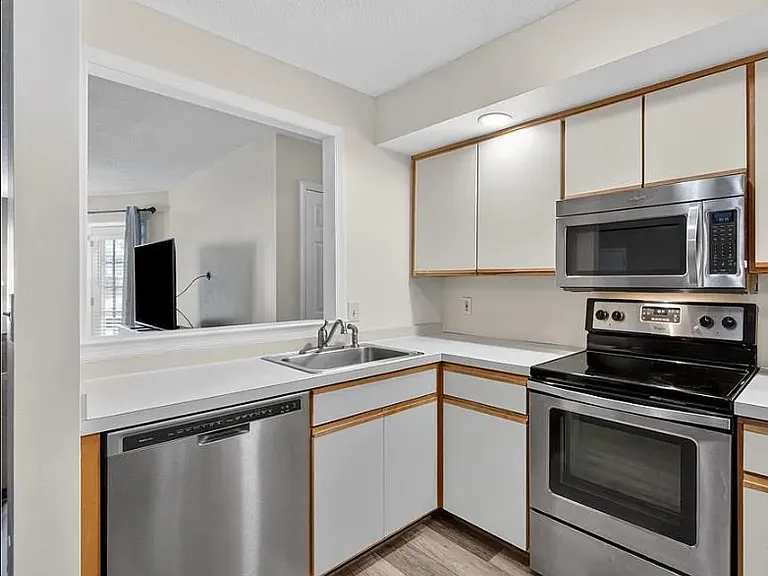 7 Earl Gables Ct — Photo 2